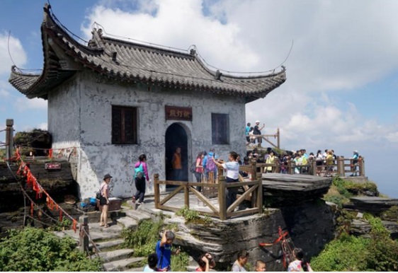 Khám phá ngôi chùa cổ trên đỉnh núi cao 2.500 mét được ví như tiên cảnh giữa trần thế - Ảnh 4